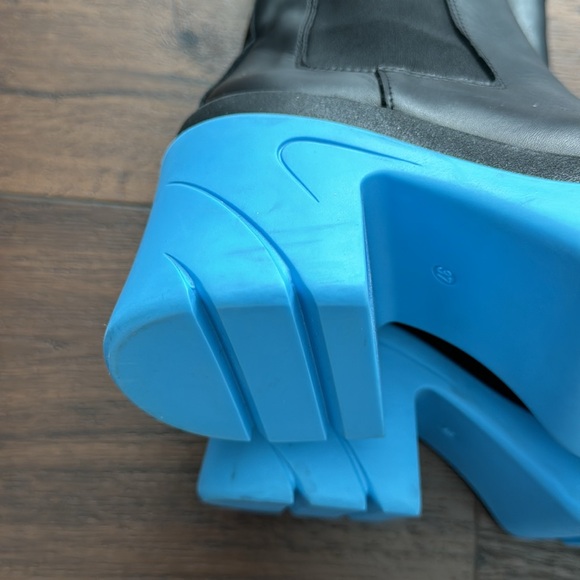 Unlace Italian NWOT Leather with Blue rubber bottom. No box - Picture 8 of 10